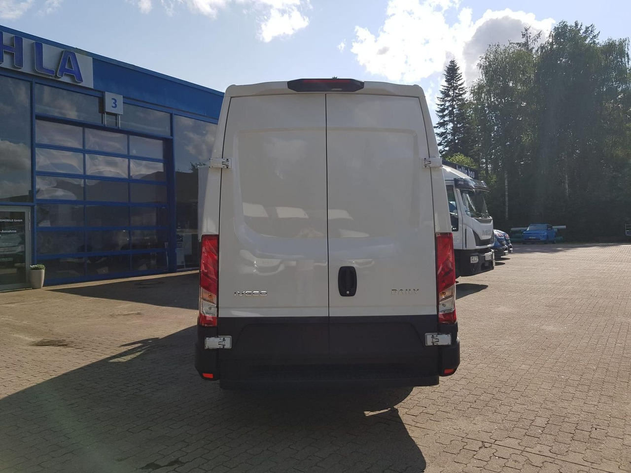 Iveco Daily 35S14A8 V Y mit Rückfahrkamera und Radi... - Товарно комбе: слика 4 Iveco Daily 35S14A8 V Y mit Rückfahrkamera und Radi... - Товарно комбе: слика 4