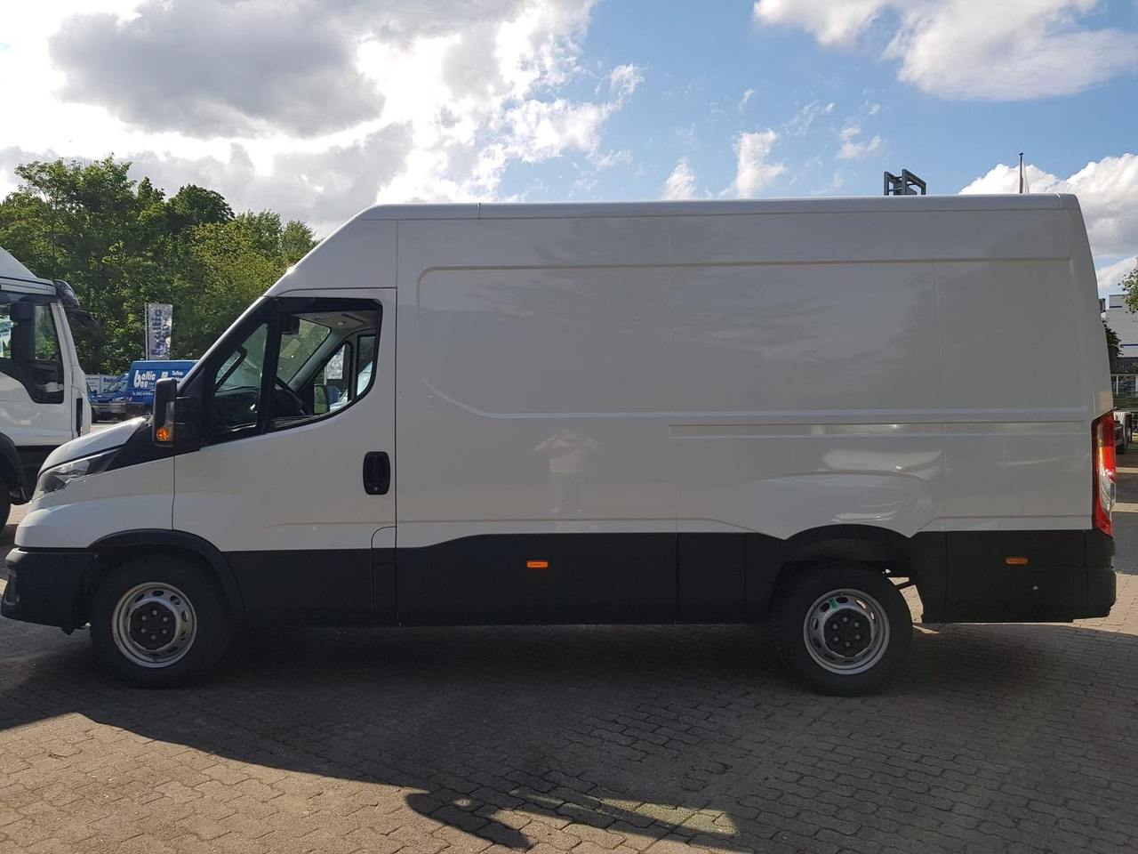Iveco Daily 35S14A8 V Y mit Rückfahrkamera und Radi... - Товарно комбе: слика 2 Iveco Daily 35S14A8 V Y mit Rückfahrkamera und Radi... - Товарно комбе: слика 2