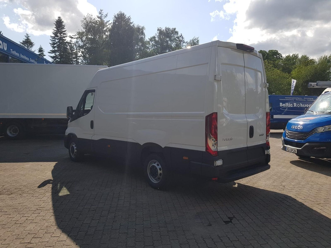 Iveco Daily 35S14A8 V Y mit Rückfahrkamera und Radi... - Товарно комбе: слика 3 Iveco Daily 35S14A8 V Y mit Rückfahrkamera und Radi... - Товарно комбе: слика 3