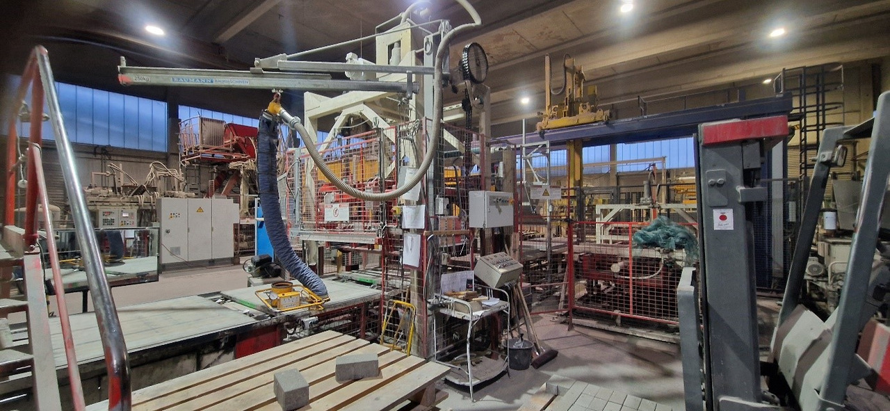 Henke Variant 140/115/50 – Fully automatic block production line / Vollautomatische Steinfertigungsanlage - Машина за бетон: слика 3 Henke Variant 140/115/50 – Fully automatic block production line / Vollautomatische Steinfertigungsanlage - Машина за бетон: слика 3