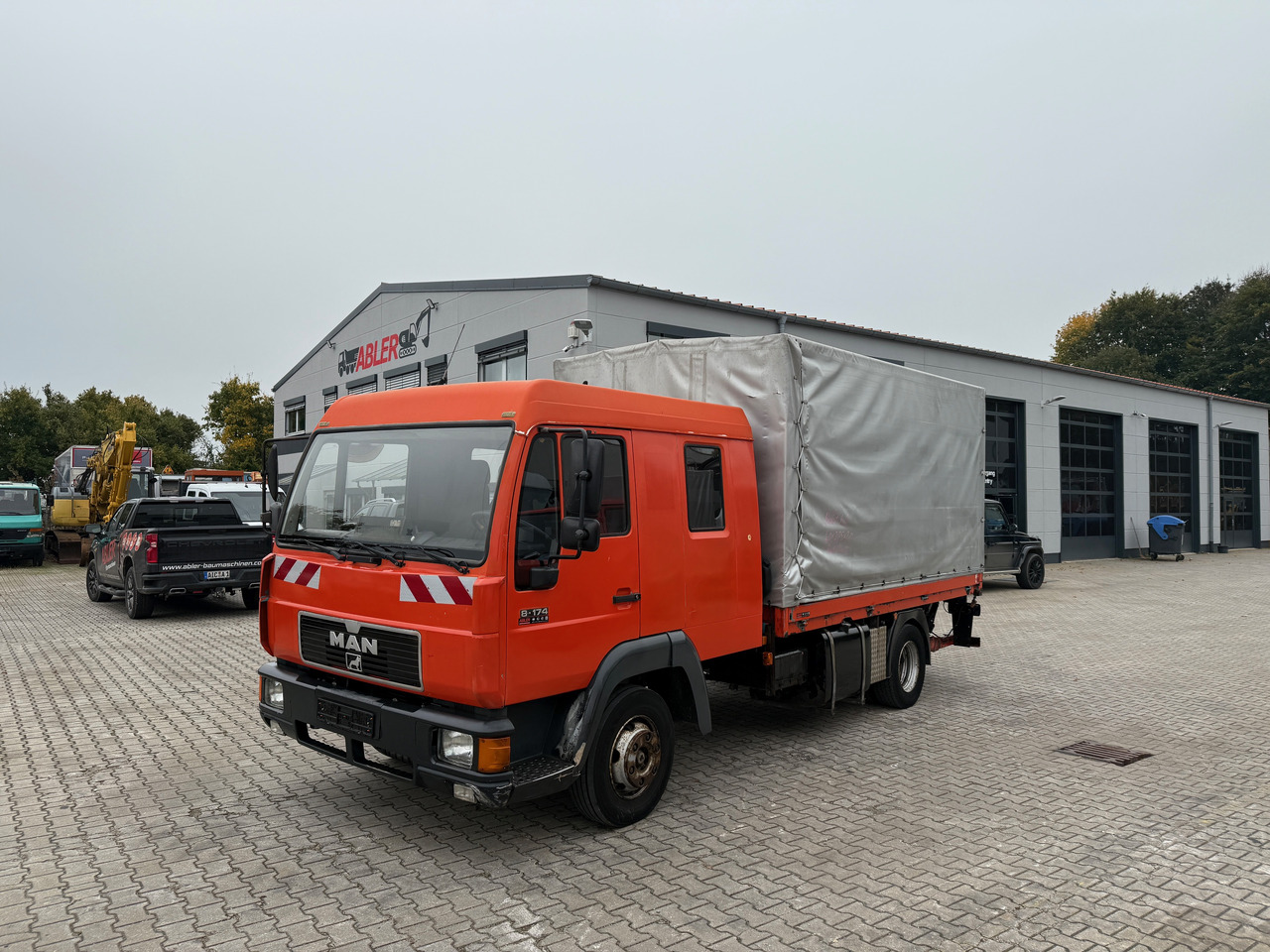 MAN 8.174 Pritsche+Plane+Ladebordwand DOKA L2000 - Камион со церада: слика 2 MAN 8.174 Pritsche+Plane+Ladebordwand DOKA L2000 - Камион со церада: слика 2