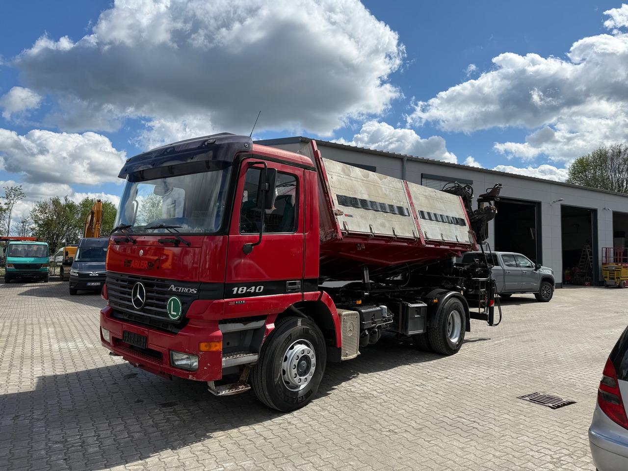Камион со платформа, Камион со кран Mercedes-Benz 1840 Actros 2-Seiten-Kipper mit Kran Hiab 125-3 mit Funk: слика 8