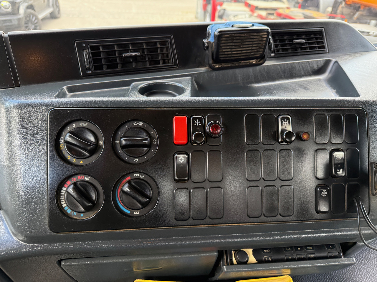 Камион со платформа, Камион со кран Mercedes-Benz 1840 Actros 2-Seiten-Kipper mit Kran Hiab 125-3 mit Funk: слика 17