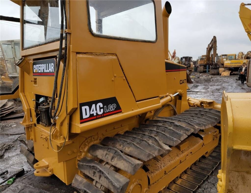 Caterpillar D4C - Булдожер: слика 1 Caterpillar D4C - Булдожер: слика 1