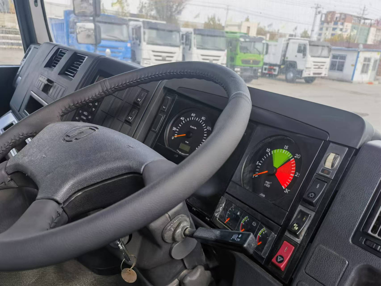 Shacman F3000 6*4 Sprinkler truck(Right rudder) - Комунално/ Специјално возило: слика 5 Shacman F3000 6*4 Sprinkler truck(Right rudder) - Комунално/ Специјално возило: слика 5