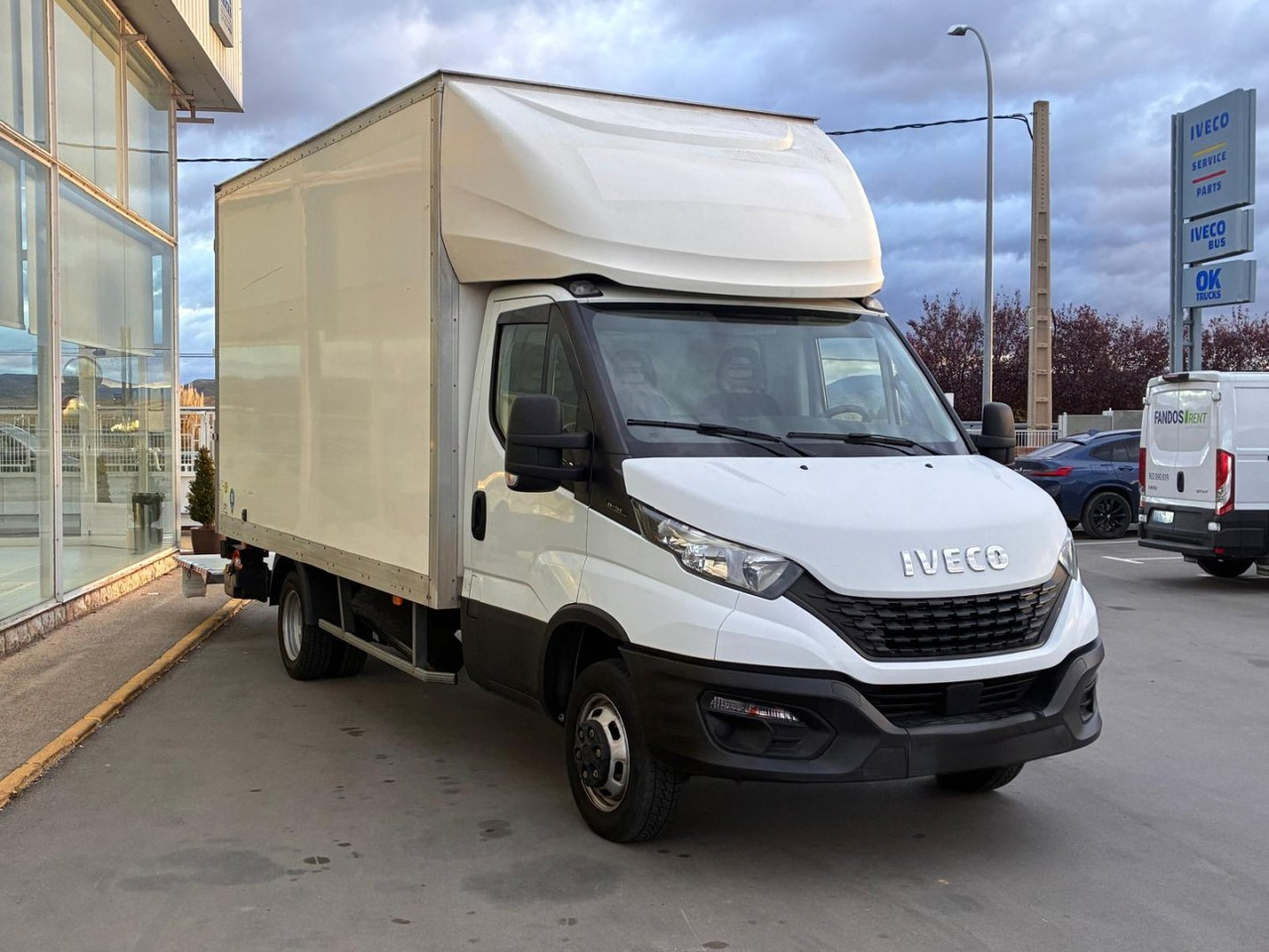 Caja cerrada IVECO 35C14 20m3 con puertas traseras y rampa elevadora - Комбе фургон: слика 3 Caja cerrada IVECO 35C14 20m3 con puertas traseras y rampa elevadora - Комбе фургон: слика 3