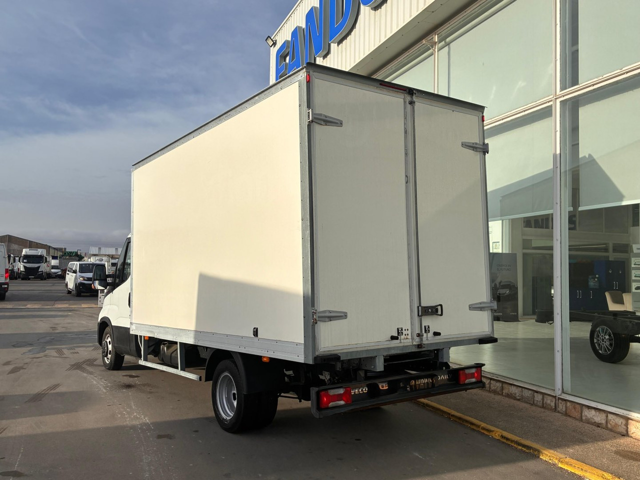 Caja cerrada IVECO 35C16 3.0 20m3 con puertas traseras - Комбе фургон: слика 4 Caja cerrada IVECO 35C16 3.0 20m3 con puertas traseras - Комбе фургон: слика 4