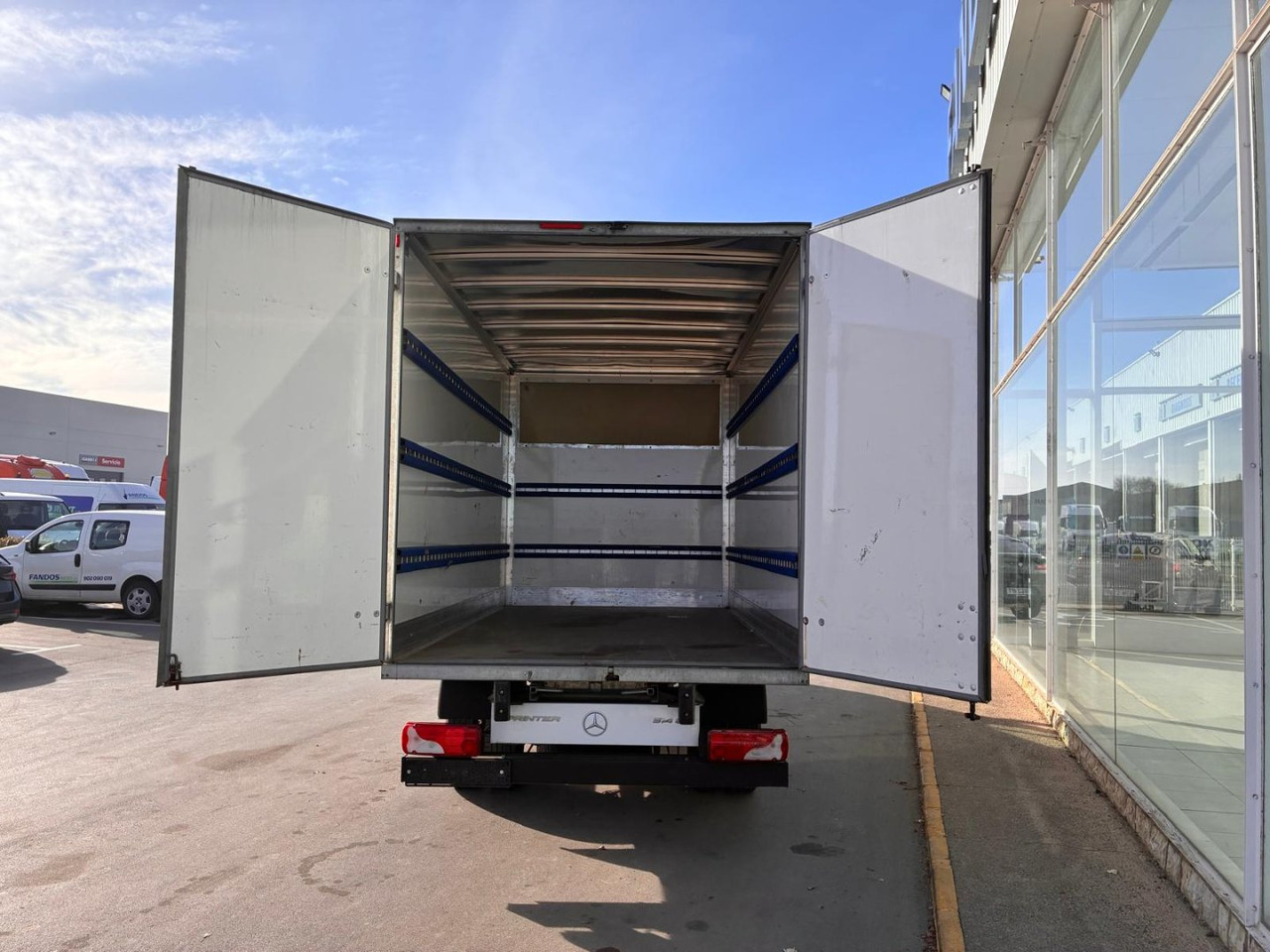Caja cerrada Mercedes Sprinter 514 20m3 con puertas traseras - Комбе фургон: слика 4 Caja cerrada Mercedes Sprinter 514 20m3 con puertas traseras - Комбе фургон: слика 4