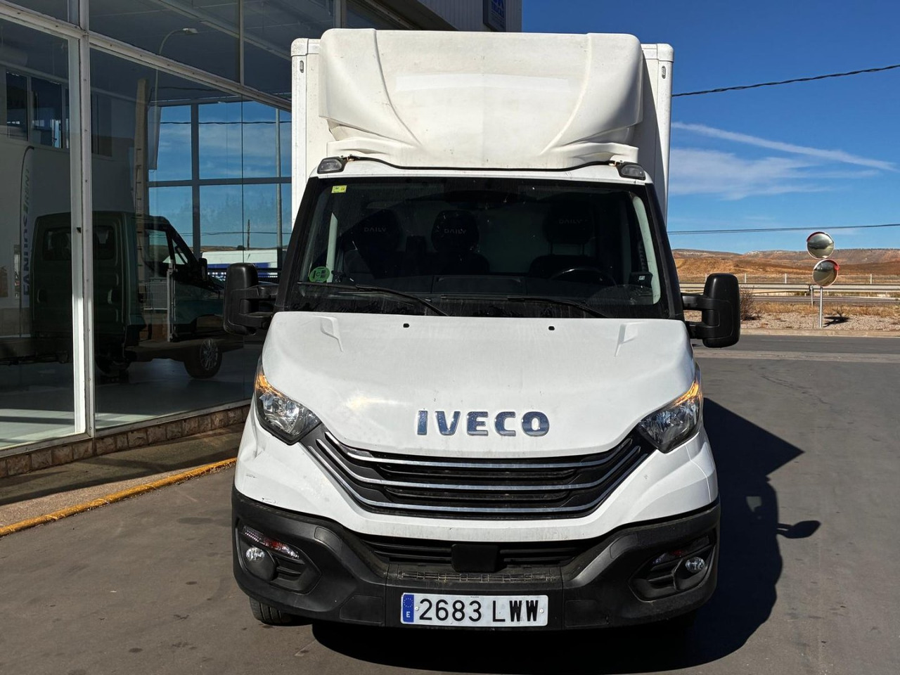 Caja cerrada con plataforma elevadora IVECO 35C14 20m3 con puerta lateral - Комбе фургон: слика 2 Caja cerrada con plataforma elevadora IVECO 35C14 20m3 con puerta lateral - Комбе фургон: слика 2