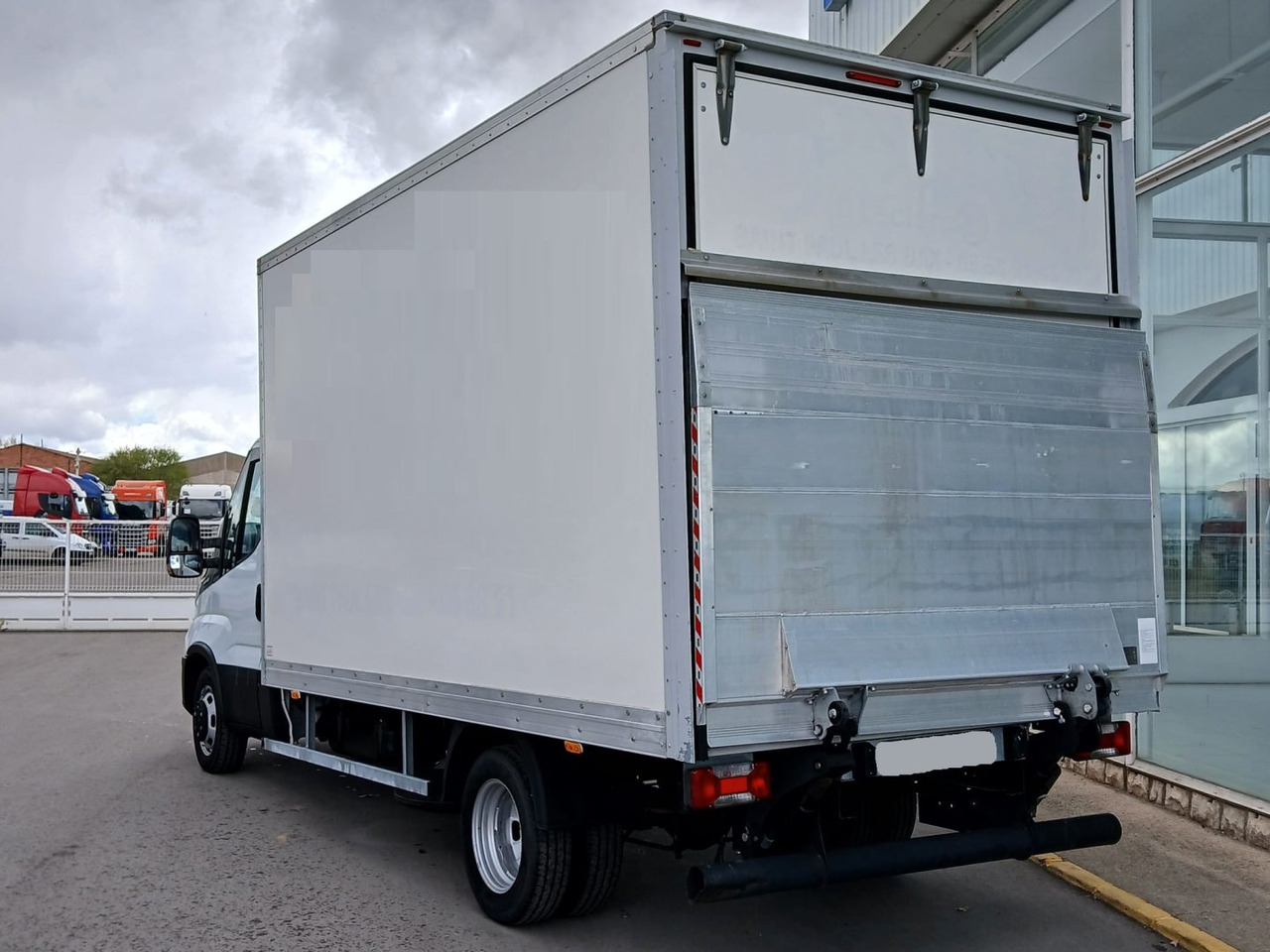 Caja cerrada con plataforma elevadora IVECO 35C16 20m3 Automática - Комбе фургон: слика 4 Caja cerrada con plataforma elevadora IVECO 35C16 20m3 Automática - Комбе фургон: слика 4