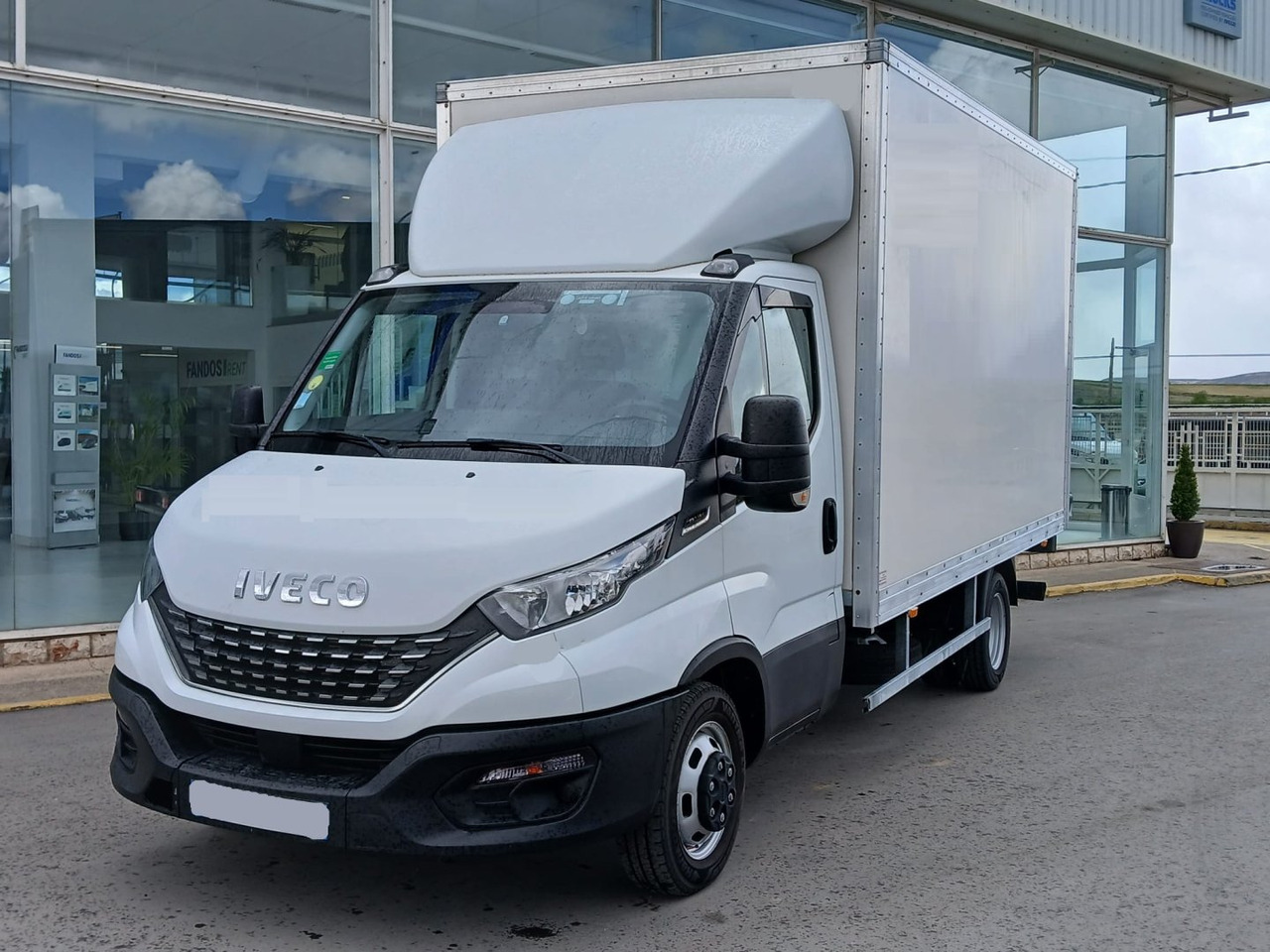 Caja cerrada con plataforma elevadora IVECO 35C16 20m3 Automática - Комбе фургон: слика 1 Caja cerrada con plataforma elevadora IVECO 35C16 20m3 Automática - Комбе фургон: слика 1