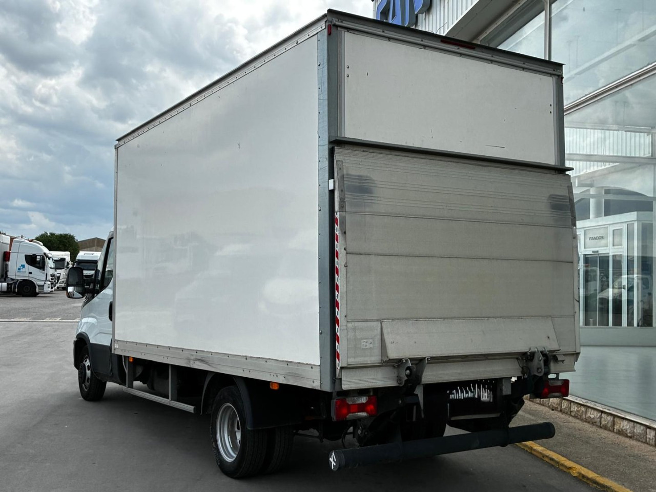 Caja cerrada con plataforma elevadora IVECO 35C16 20m3 Automática - Комбе фургон: слика 4 Caja cerrada con plataforma elevadora IVECO 35C16 20m3 Automática - Комбе фургон: слика 4