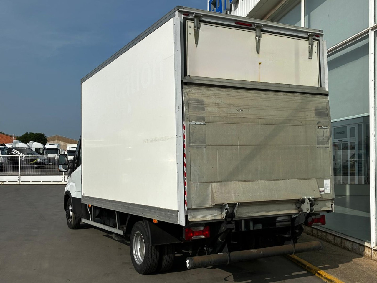 Caja cerrada con plataforma elevadora IVECO 35C16 20m3 - Комбе фургон: слика 4 Caja cerrada con plataforma elevadora IVECO 35C16 20m3 - Комбе фургон: слика 4