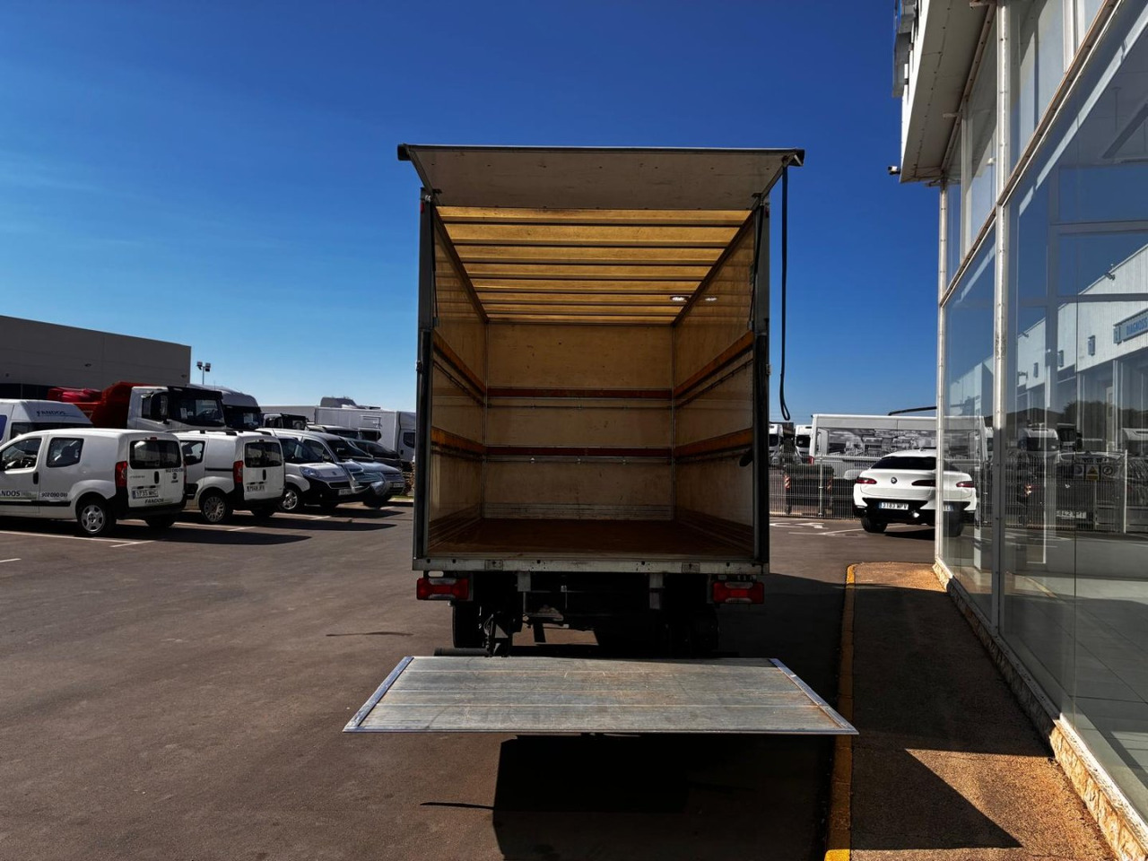 Caja cerrada con plataforma elevadora IVECO 35C16 20m3 - Комбе фургон: слика 5 Caja cerrada con plataforma elevadora IVECO 35C16 20m3 - Комбе фургон: слика 5