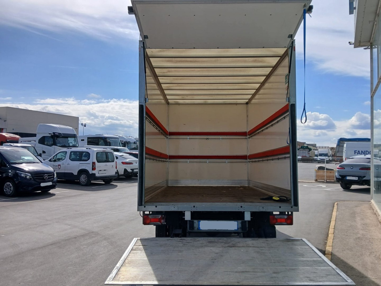 Caja cerrada con plataforma elevadora IVECO 35C16 20m3 - Комбе фургон: слика 5 Caja cerrada con plataforma elevadora IVECO 35C16 20m3 - Комбе фургон: слика 5