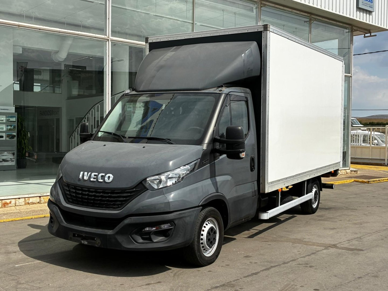 Caja cerrada con plataforma elevadora IVECO 35C16 20m3 - Комбе фургон: слика 1 Caja cerrada con plataforma elevadora IVECO 35C16 20m3 - Комбе фургон: слика 1