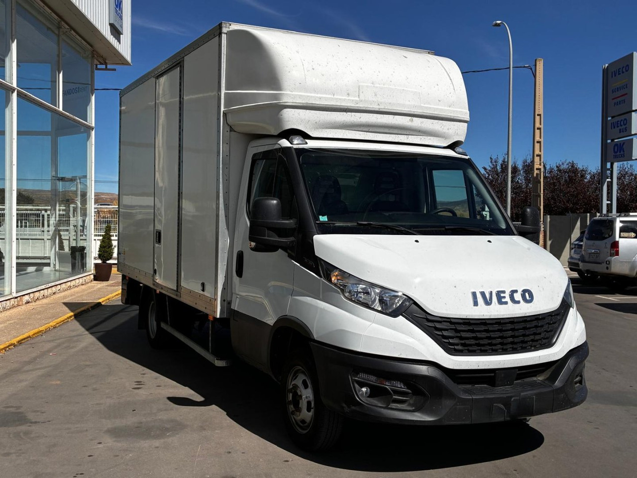 Caja cerrada con plataforma elevadora IVECO 35C16 20m3 con puerta lateral - Комбе фургон: слика 3 Caja cerrada con plataforma elevadora IVECO 35C16 20m3 con puerta lateral - Комбе фургон: слика 3