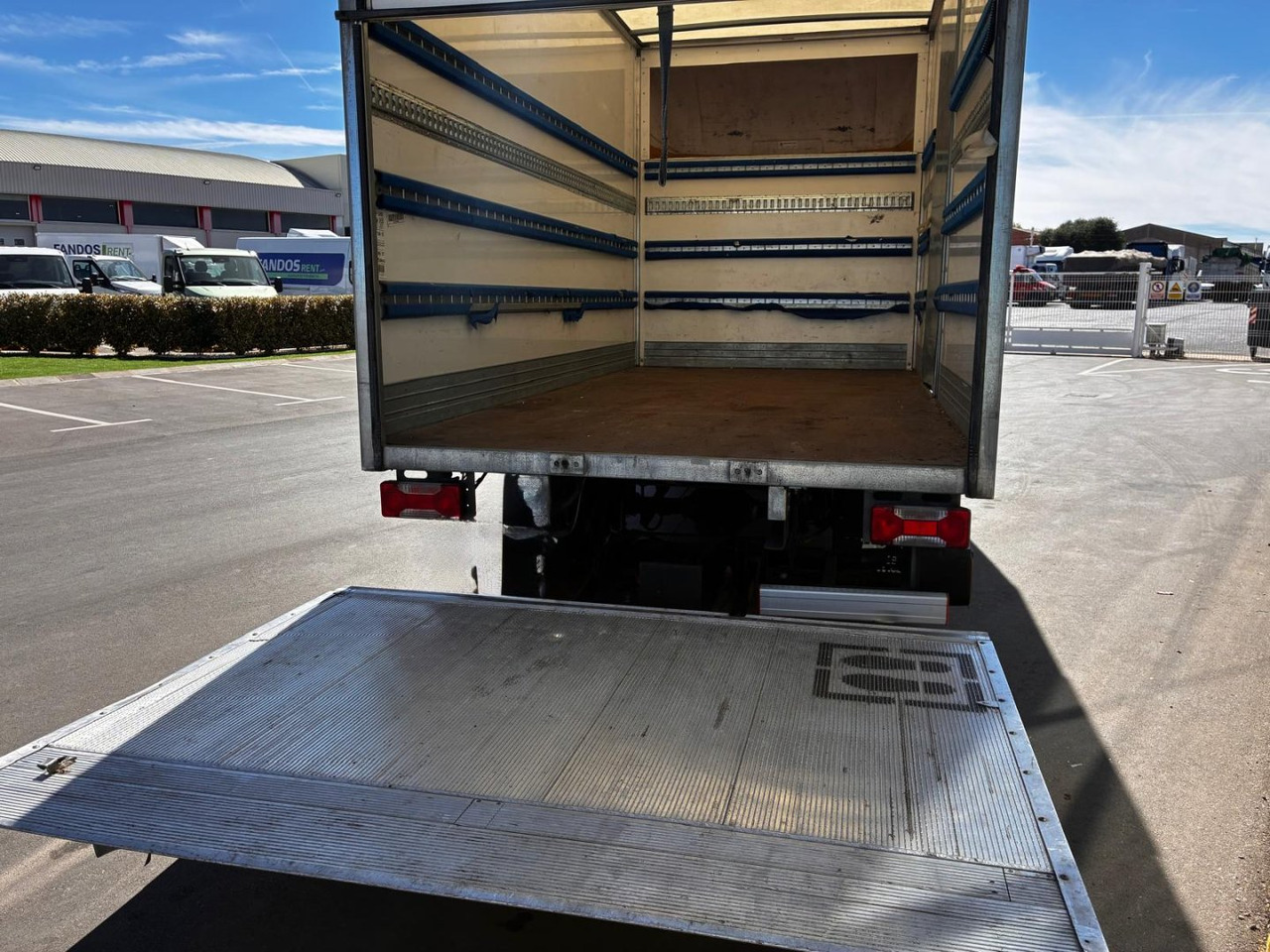 Caja cerrada con plataforma elevadora IVECO 35C16 20m3 con puerta lateral - Комбе фургон: слика 5 Caja cerrada con plataforma elevadora IVECO 35C16 20m3 con puerta lateral - Комбе фургон: слика 5