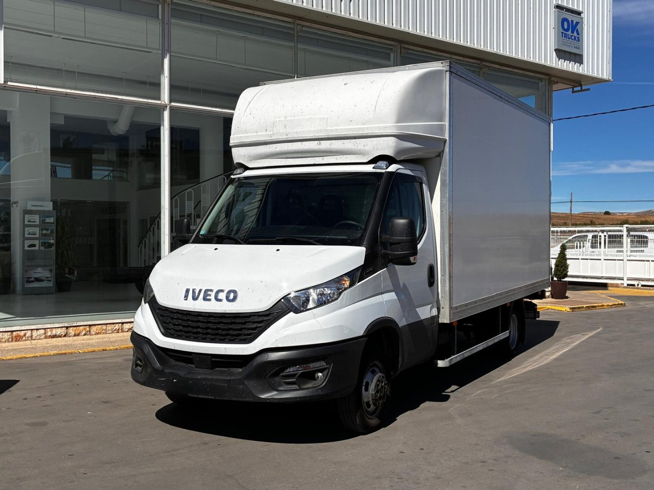 Caja cerrada con plataforma elevadora IVECO 35C16 20m3 con puerta lateral - Комбе фургон: слика 1 Caja cerrada con plataforma elevadora IVECO 35C16 20m3 con puerta lateral - Комбе фургон: слика 1