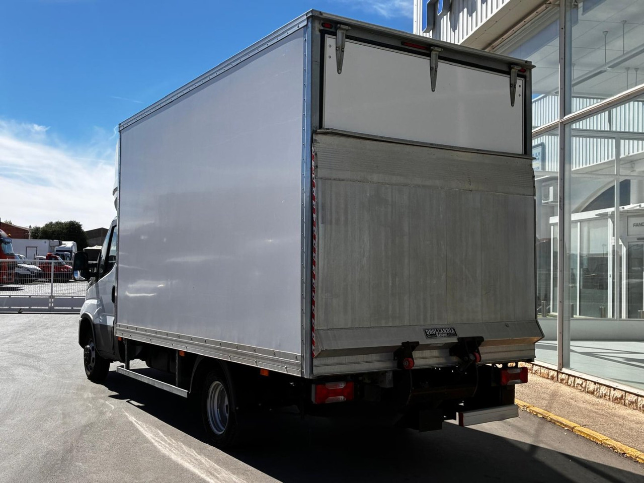 Caja cerrada con plataforma elevadora IVECO 35C16 20m3 con puerta lateral - Комбе фургон: слика 4 Caja cerrada con plataforma elevadora IVECO 35C16 20m3 con puerta lateral - Комбе фургон: слика 4