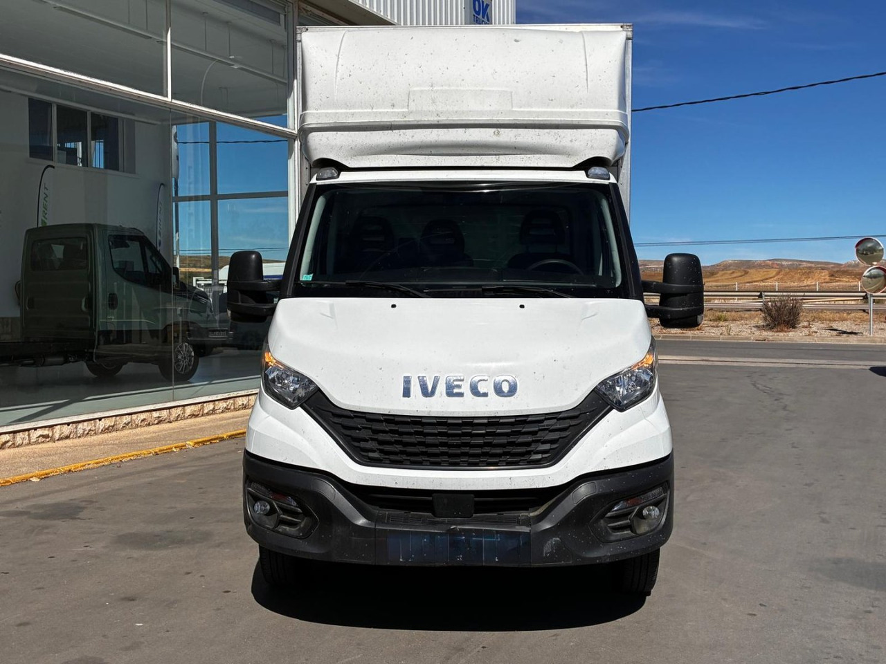Caja cerrada con plataforma elevadora IVECO 35C16 20m3 con puerta lateral - Комбе фургон: слика 2 Caja cerrada con plataforma elevadora IVECO 35C16 20m3 con puerta lateral - Комбе фургон: слика 2