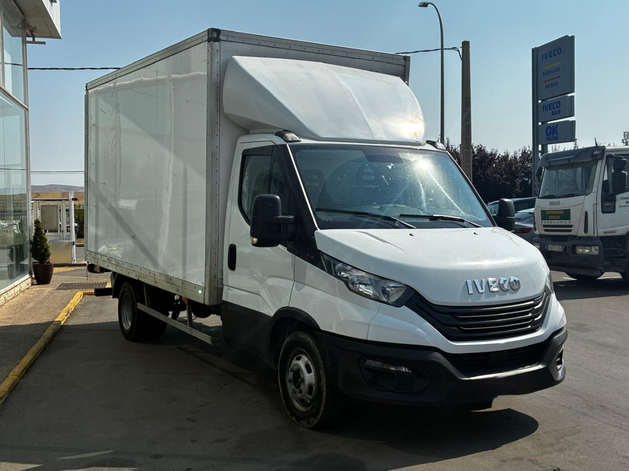 Caja cerrada con plataforma elevadora IVECO 35C16 3.0 20m3 - Комбе фургон: слика 3 Caja cerrada con plataforma elevadora IVECO 35C16 3.0 20m3 - Комбе фургон: слика 3
