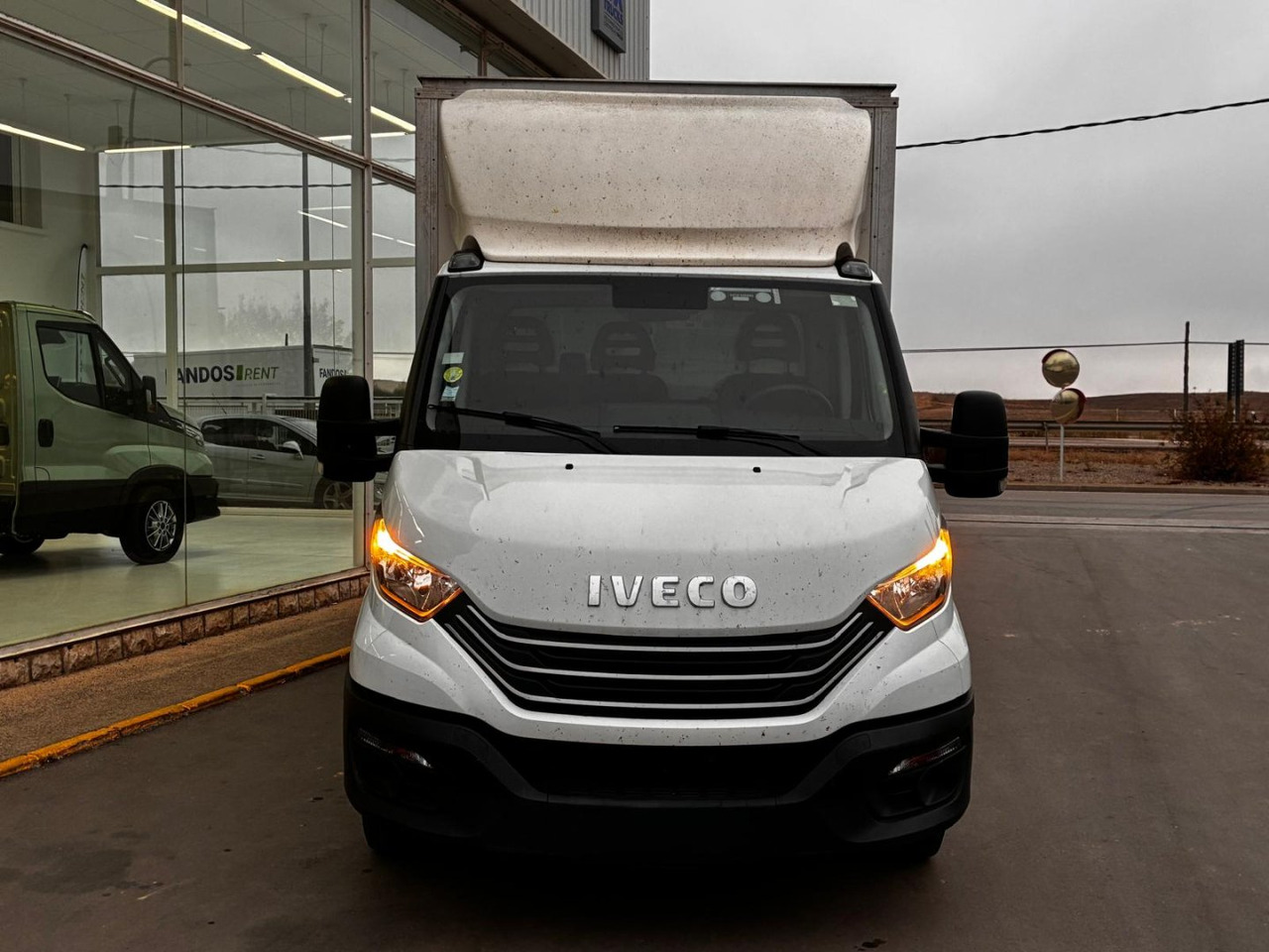 Caja cerrada con plataforma elevadora IVECO 35C16 3.0 20m3 - Комбе фургон: слика 2 Caja cerrada con plataforma elevadora IVECO 35C16 3.0 20m3 - Комбе фургон: слика 2