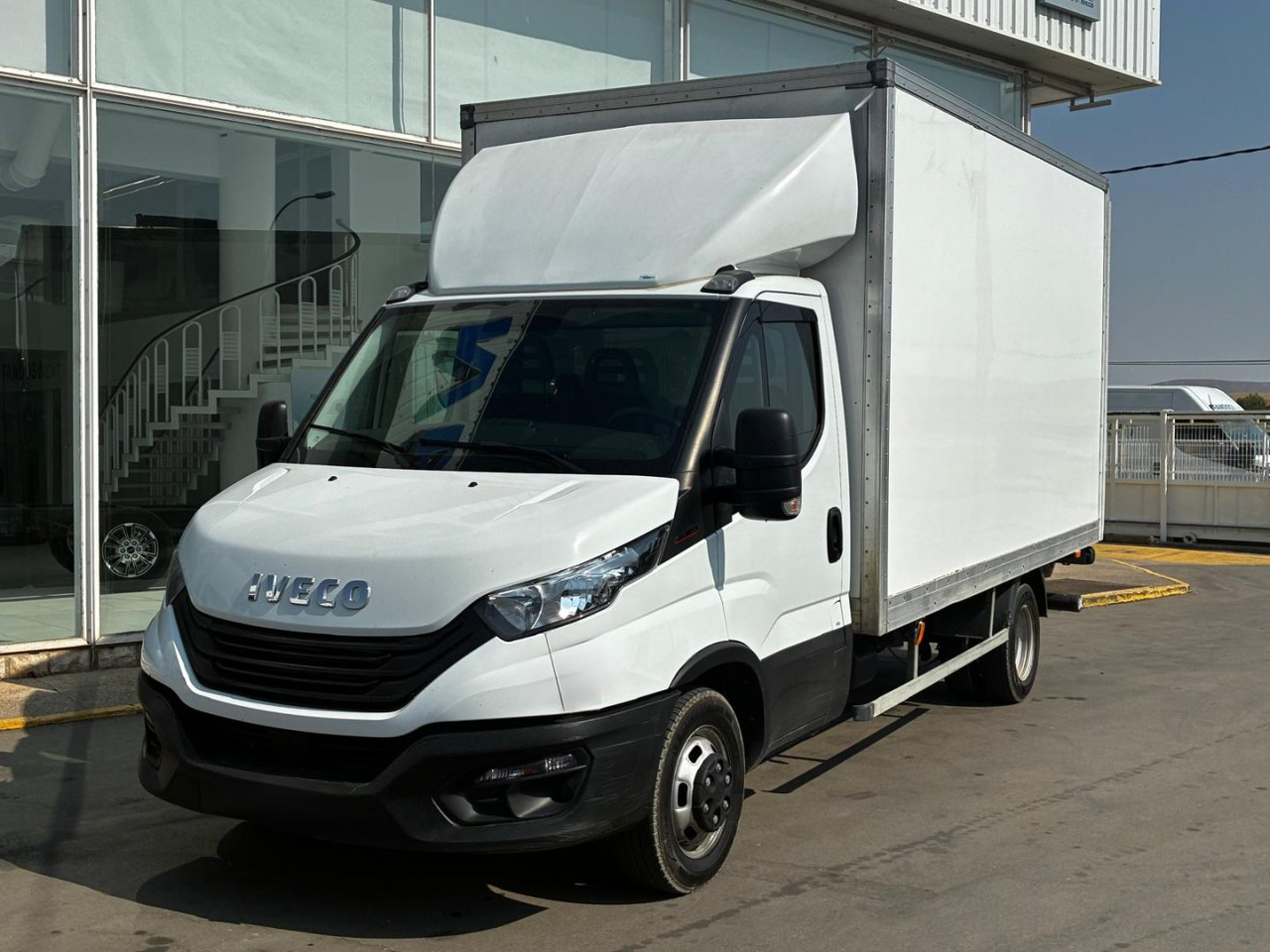 Caja cerrada con plataforma elevadora IVECO 35C16 3.0 20m3 - Комбе фургон: слика 1 Caja cerrada con plataforma elevadora IVECO 35C16 3.0 20m3 - Комбе фургон: слика 1