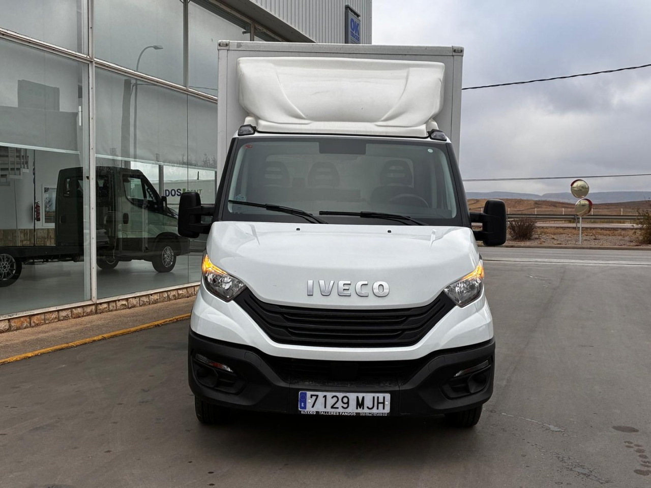 Caja cerrada con plataforma elevadora IVECO 35C16 3.0 20m3 con puerta lateral - Комбе фургон: слика 2 Caja cerrada con plataforma elevadora IVECO 35C16 3.0 20m3 con puerta lateral - Комбе фургон: слика 2