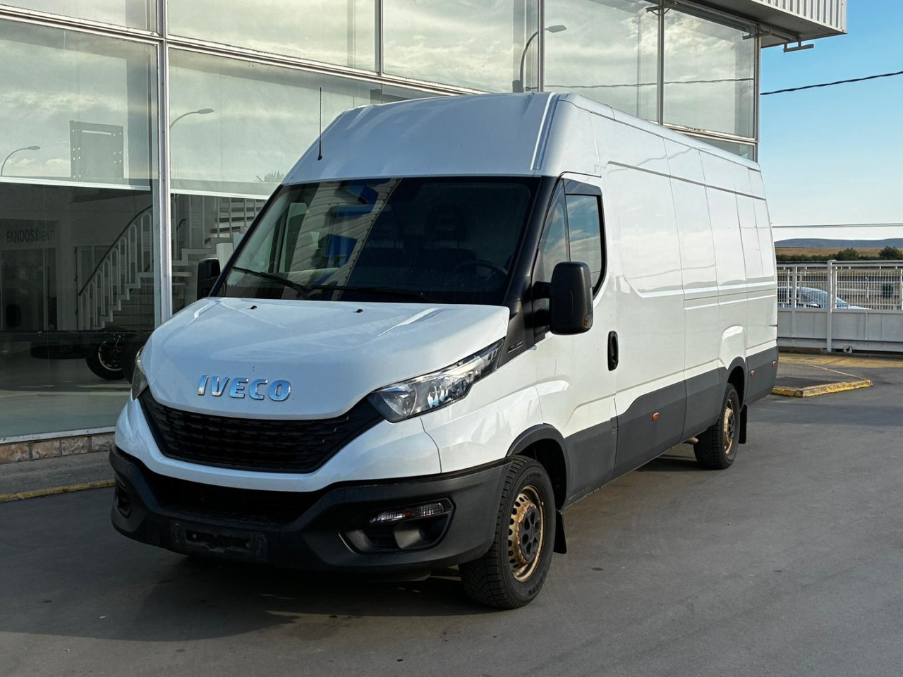 Furgón IVECO 35S14 V 16m3 - Товарно комбе: слика 1 Furgón IVECO 35S14 V 16m3 - Товарно комбе: слика 1