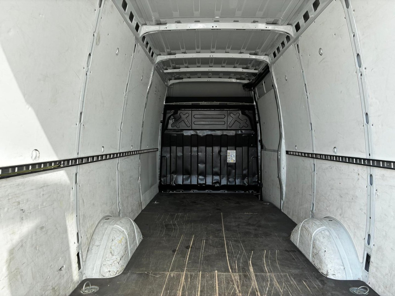 Furgón IVECO 35S14 V 16m3 - Товарно комбе: слика 5 Furgón IVECO 35S14 V 16m3 - Товарно комбе: слика 5