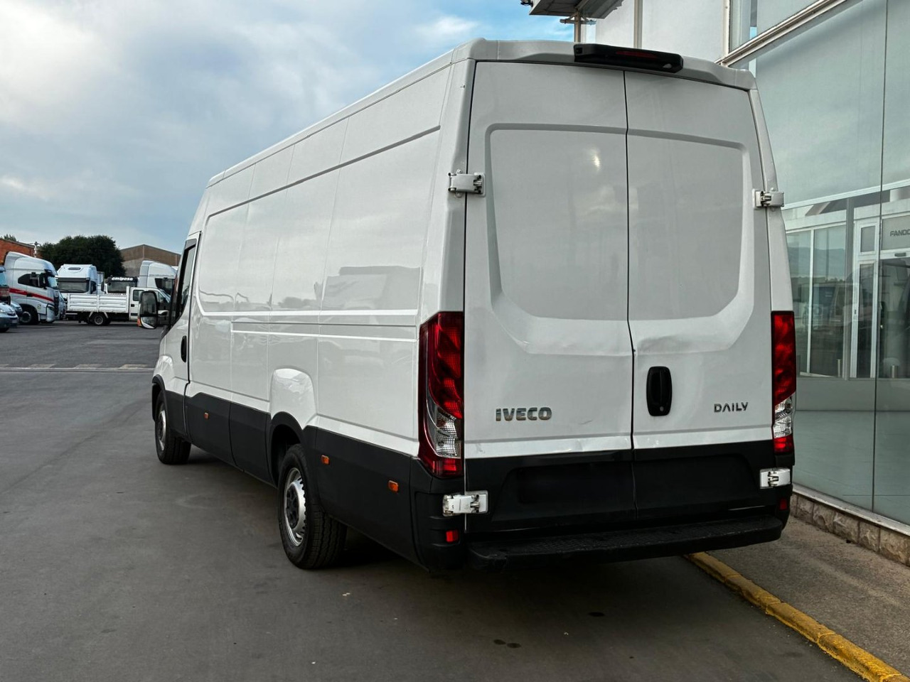 Furgón IVECO 35S14 V 16m3 - Товарно комбе: слика 4 Furgón IVECO 35S14 V 16m3 - Товарно комбе: слика 4