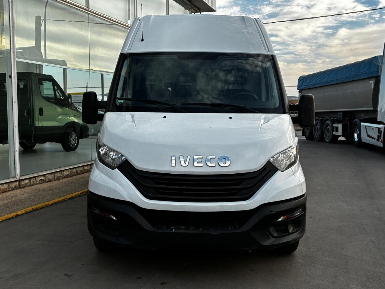 Furgón IVECO 35S14 V 16m3 - Товарно комбе: слика 2 Furgón IVECO 35S14 V 16m3 - Товарно комбе: слика 2