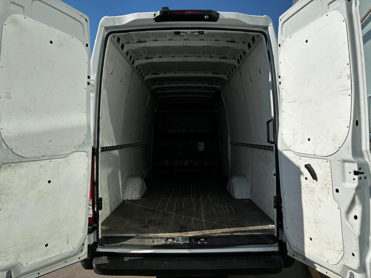 Furgón IVECO 35S14 V 16m3 - Товарно комбе: слика 4 Furgón IVECO 35S14 V 16m3 - Товарно комбе: слика 4