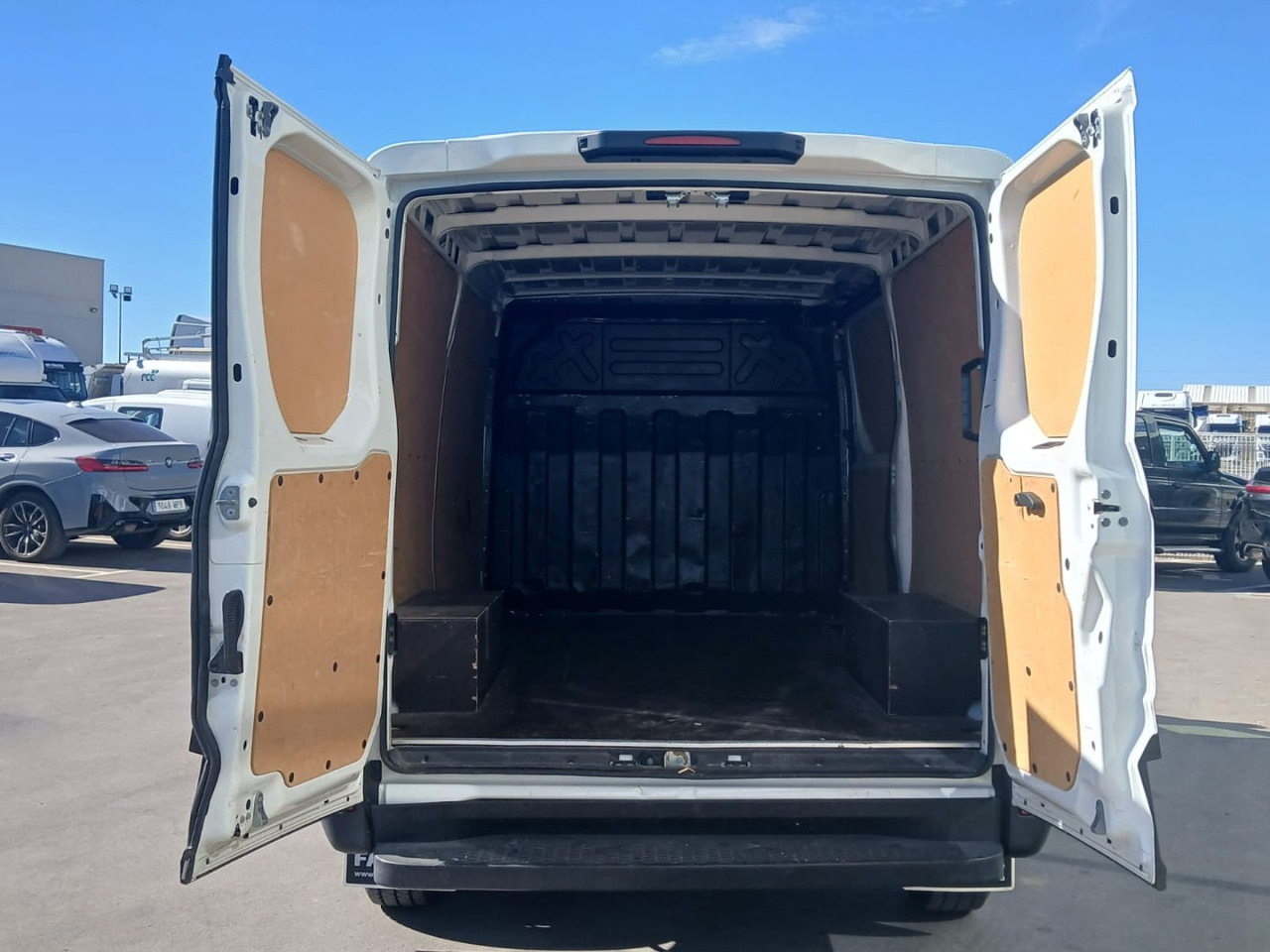 Furgón IVECO 35S16 V 9m3 - Товарно комбе: слика 5 Furgón IVECO 35S16 V 9m3 - Товарно комбе: слика 5