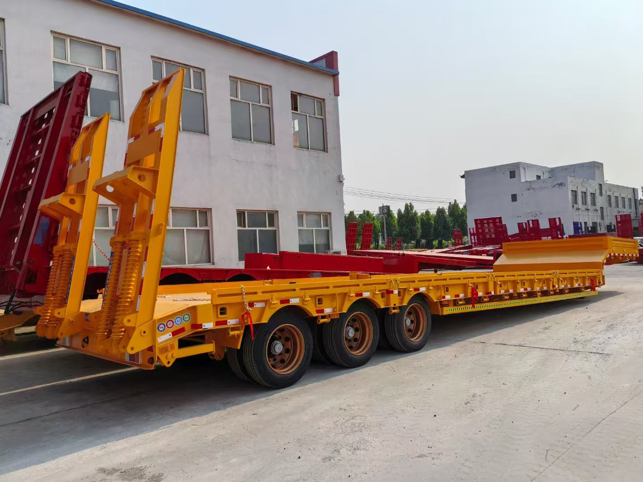 13M Low Bed Semi Trailer | 3 Axles | Heavy Duty Lowboy for Construction Machinery Transport - Полуприколка за низок утовар: слика 2 13M Low Bed Semi Trailer | 3 Axles | Heavy Duty Lowboy for Construction Machinery Transport - Полуприколка за низок утовар: слика 2