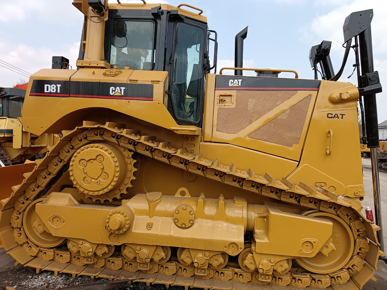 CAT D8T - Булдожер: слика 1 CAT D8T - Булдожер: слика 1