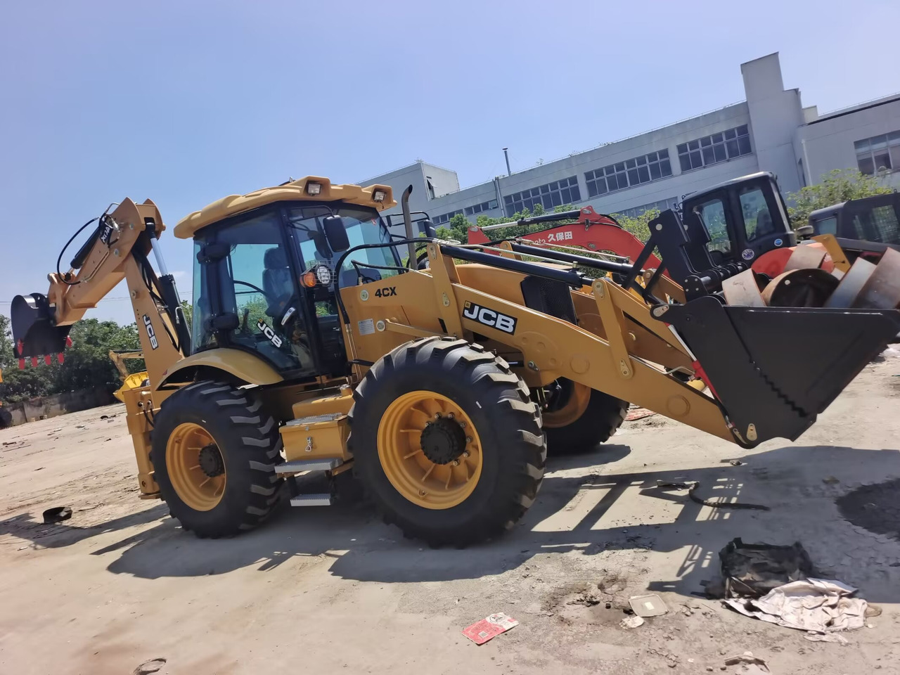 JCB 4CX BRAND NEW 4*4 DRIVE - Багер гасеничар: слика 4 JCB 4CX BRAND NEW 4*4 DRIVE - Багер гасеничар: слика 4