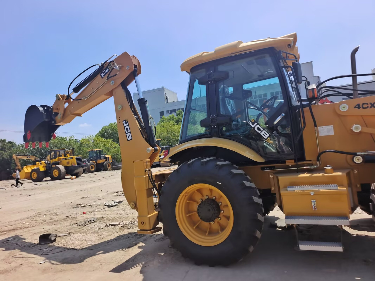 JCB 4CX BRAND NEW 4*4 DRIVE - Багер гасеничар: слика 5 JCB 4CX BRAND NEW 4*4 DRIVE - Багер гасеничар: слика 5