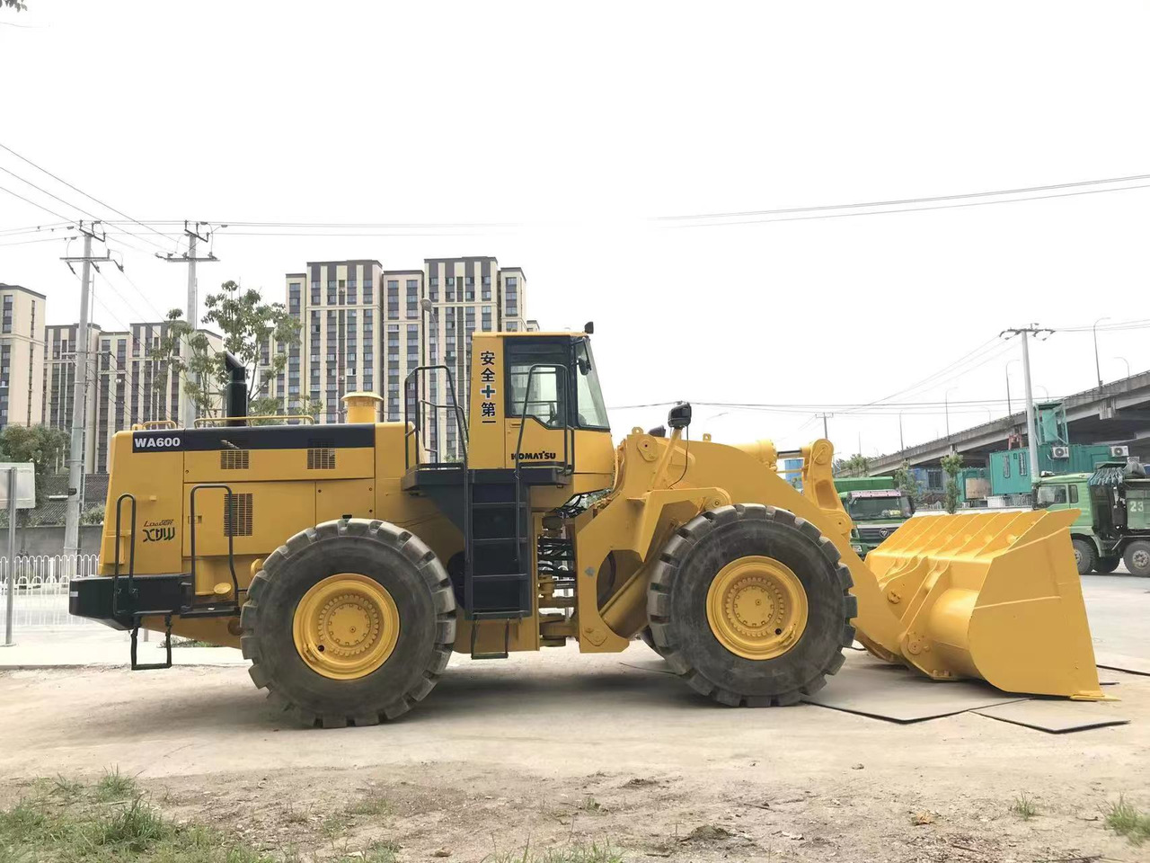 KOMATSU WA 600-6 - Натоварувач на тркала: слика 4 KOMATSU WA 600-6 - Натоварувач на тркала: слика 4