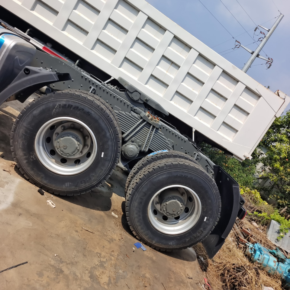 SINOTRUK HOWO 371 6*4 TRACTOR HEAD - Камион влекач: слика 3 SINOTRUK HOWO 371 6*4 TRACTOR HEAD - Камион влекач: слика 3