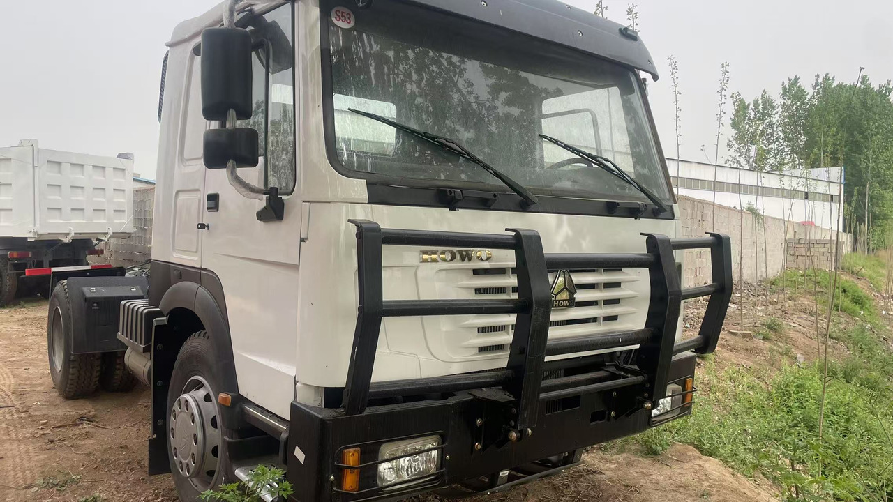 SINOTRUK HOWO 4*2 TRACTOR HEAD 371 375 380 400 420 HP - Камион влекач: слика 1 SINOTRUK HOWO 4*2 TRACTOR HEAD 371 375 380 400 420 HP - Камион влекач: слика 1