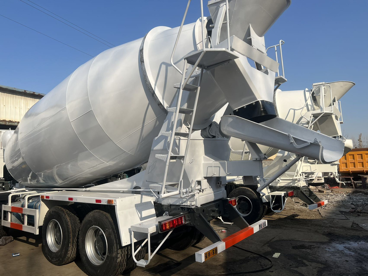 SINOTRUK HOWO 371 8X4 16 Cubic Meter SINOTRUK Howo Concrete Mixer Truck - Мешалка за бетон: слика 5 SINOTRUK HOWO 371 8X4 16 Cubic Meter SINOTRUK Howo Concrete Mixer Truck - Мешалка за бетон: слика 5