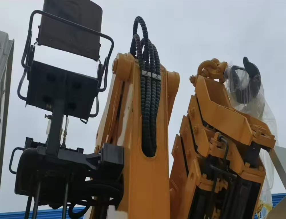 SINOTRUK HOWO 8 TON Knuckle Boom Crane TRUCK MOUNTED CRANE - Камион со кран: слика 4 SINOTRUK HOWO 8 TON Knuckle Boom Crane TRUCK MOUNTED CRANE - Камион со кран: слика 4