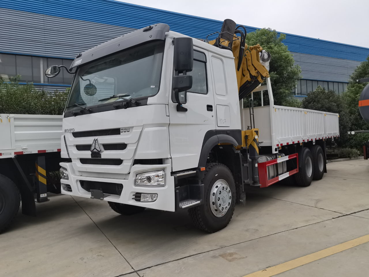 SINOTRUK HOWO 8 TON Knuckle Boom Crane TRUCK MOUNTED CRANE - Камион со кран: слика 2 SINOTRUK HOWO 8 TON Knuckle Boom Crane TRUCK MOUNTED CRANE - Камион со кран: слика 2
