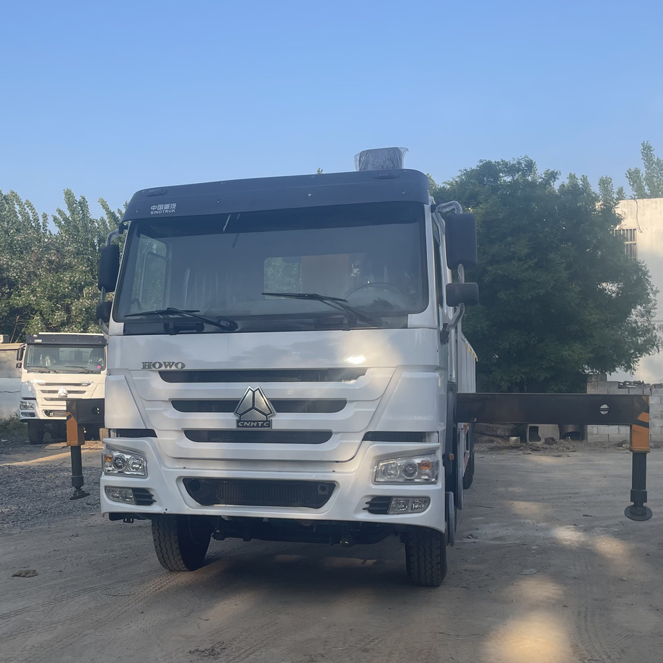SINOTRUK HOWO 8 TON TRUCK-MOUNTED CRANE - Камион со кран: слика 2 SINOTRUK HOWO 8 TON TRUCK-MOUNTED CRANE - Камион со кран: слика 2