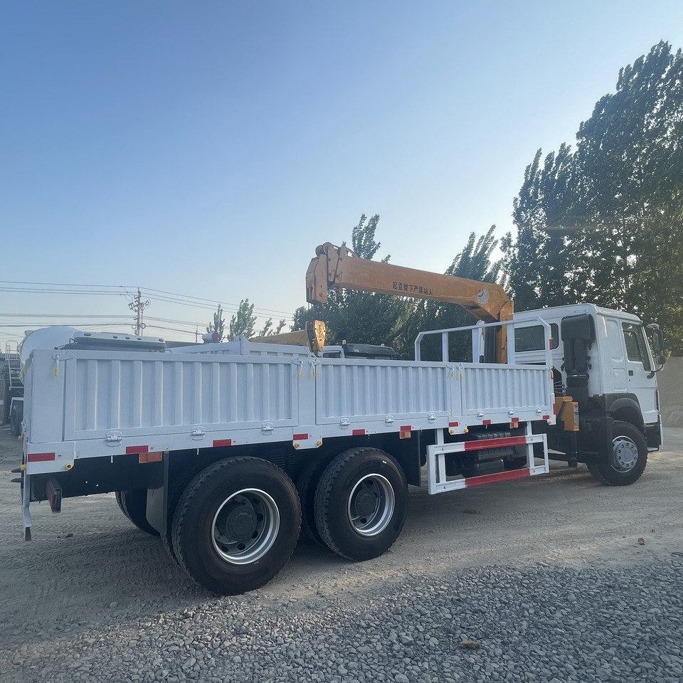 SINOTRUK HOWO 8 TON TRUCK-MOUNTED CRANE - Камион со кран: слика 1 SINOTRUK HOWO 8 TON TRUCK-MOUNTED CRANE - Камион со кран: слика 1