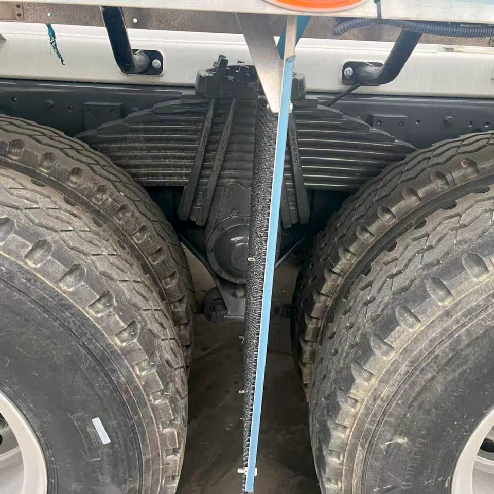 SINOTRUK HOWO TX350 Euro 5 STAGE Ⅴ - Камион миксер за бетон: слика 5 SINOTRUK HOWO TX350 Euro 5 STAGE Ⅴ - Камион миксер за бетон: слика 5