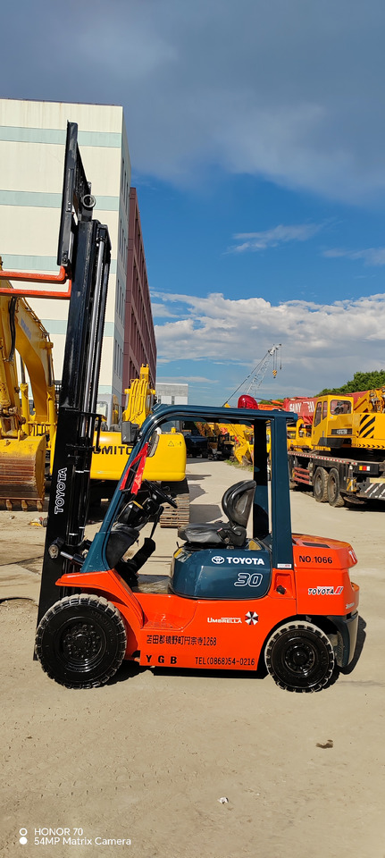 TOYOTA FD30 - Дизел вилушкар: слика 1 TOYOTA FD30 - Дизел вилушкар: слика 1