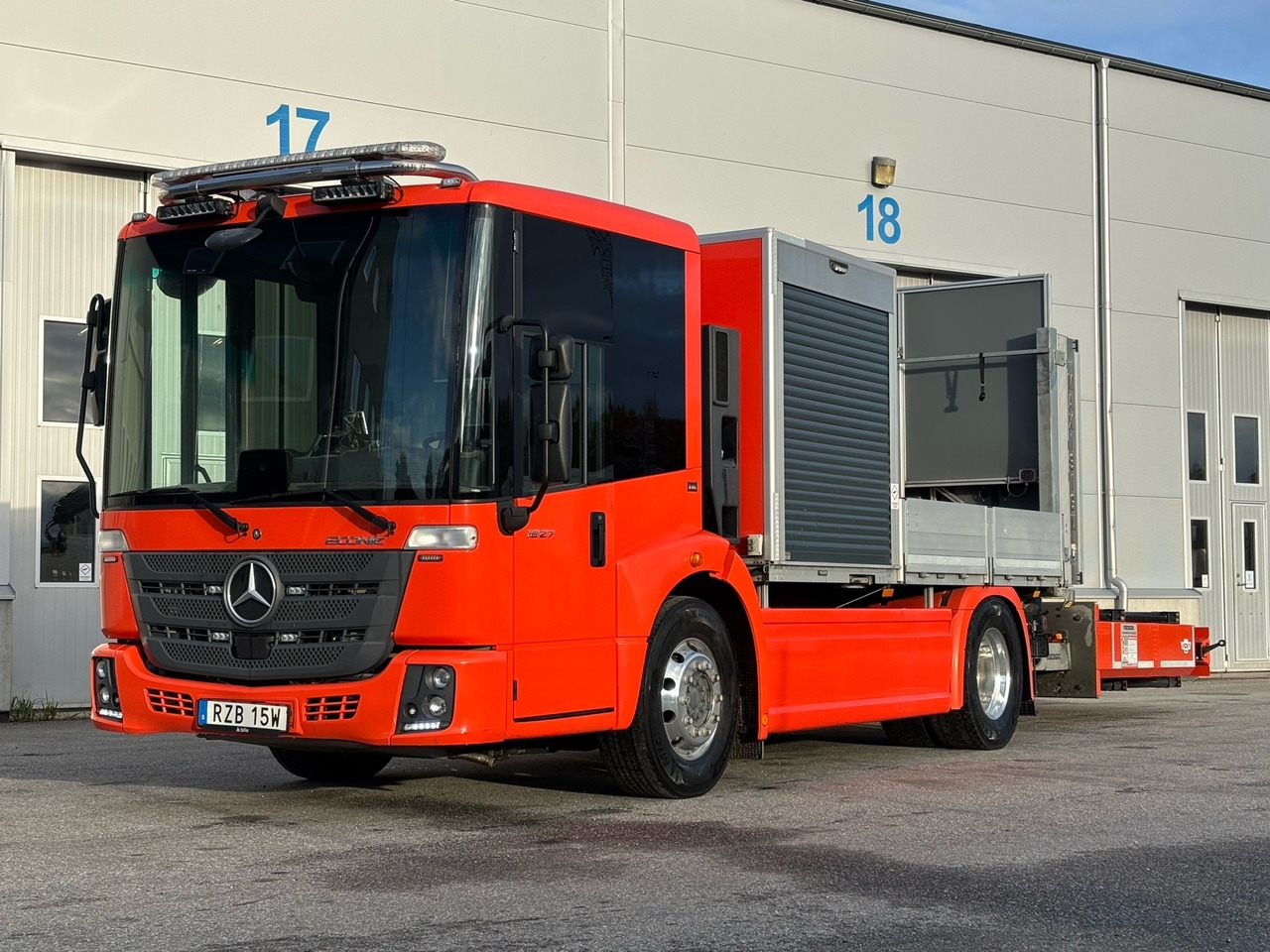 TMA-bil Mercedes-Benz Econic 1827 4x2 -2021 | Hiab-kran - Камион со платформа, Камион со кран: слика 1 TMA-bil Mercedes-Benz Econic 1827 4x2 -2021 | Hiab-kran - Камион со платформа, Камион со кран: слика 1